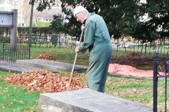 Onderhoud oude begraafplaats is niet leeftijdgebonden . . . . . .